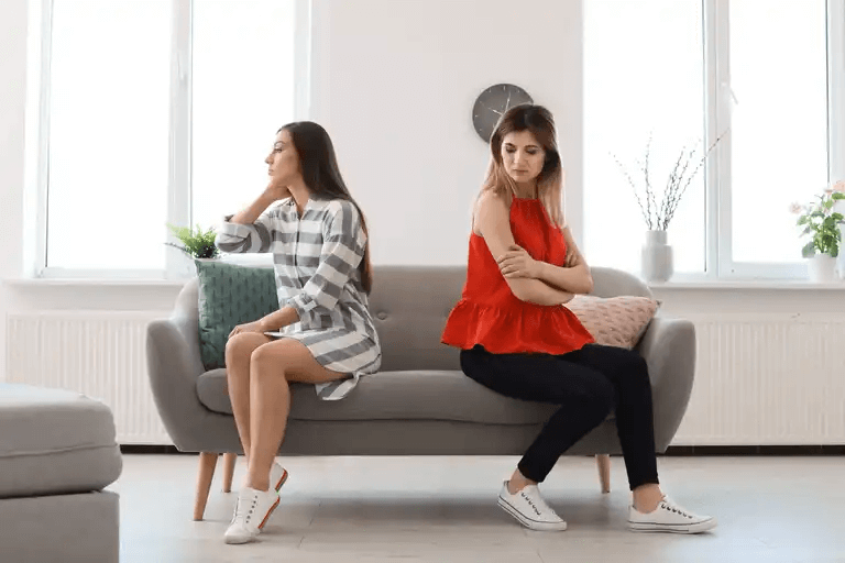Kvinnor på soffan illustrerar en bruten vänskap