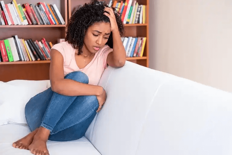 Ledsen kvinna på soffan