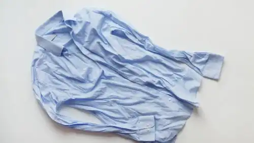 Ta bort skrynklor från kläder utan att använda strykjärn