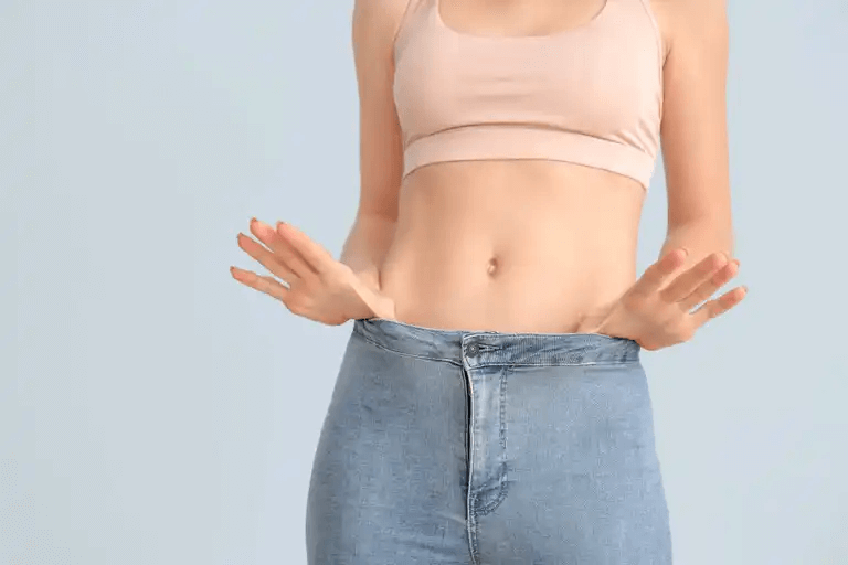 Kvinna med överdimensionerade byxor