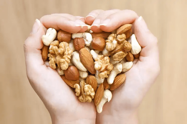Händer med nötter
