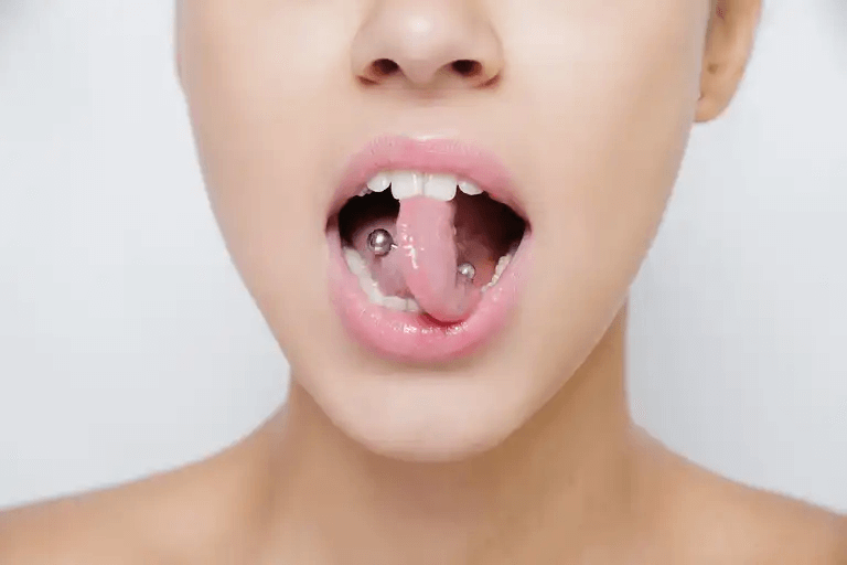 Kvinna med en tungpiercing