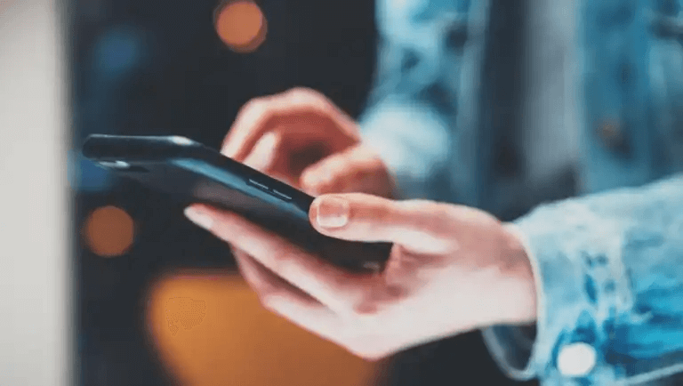 Man med telefonen i handen