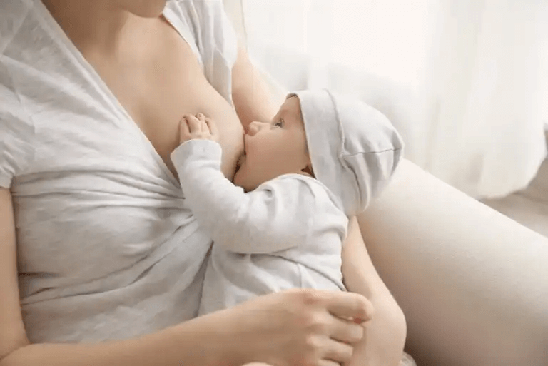 Bebisen ammar för att öka produktionen av bröstmjölk
