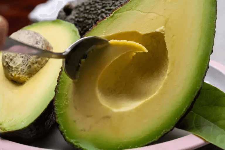 Avokado äts med sked