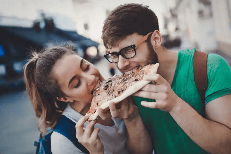 Par som delar en skiva pizza