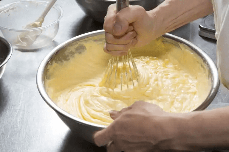 Baka portugisiska pastéis de nata.