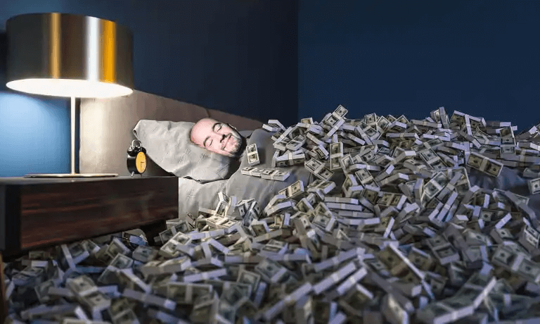 Man sover i sängen omgiven av pengar