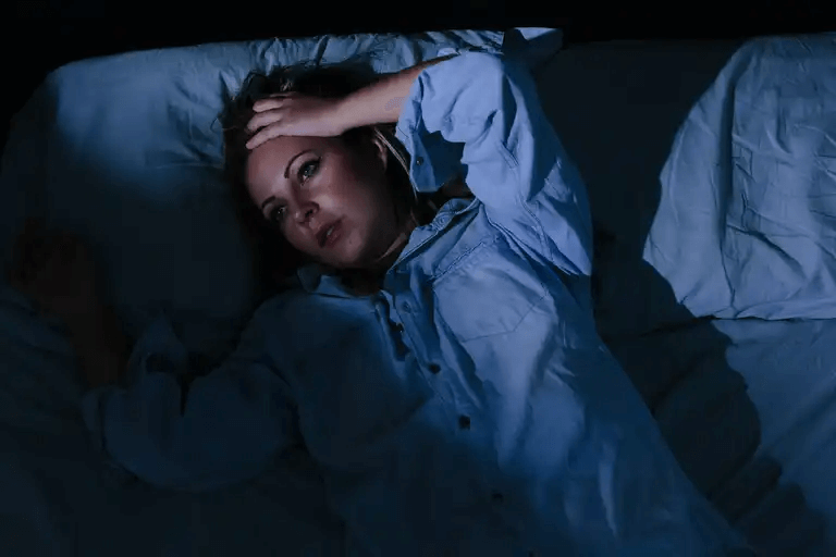 En sömnlös kvinna i sängen