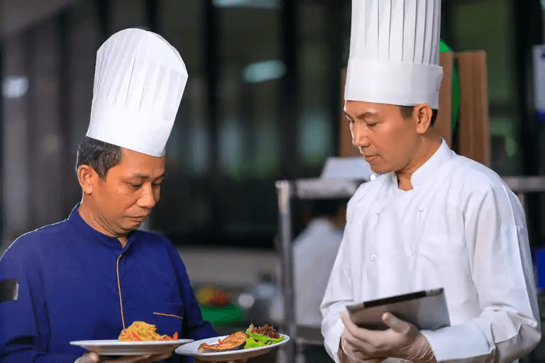 En kock som använder sig av molekylär gastronomi.