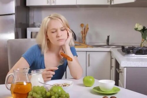 En kvinna som tittar på mat.