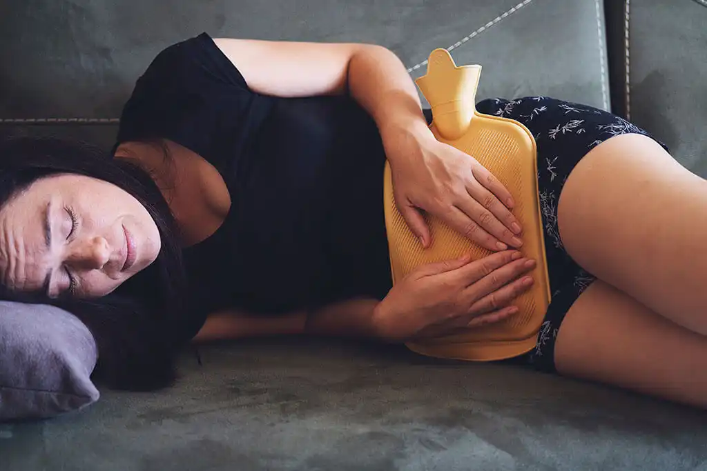 Kvinna med buksmärtor