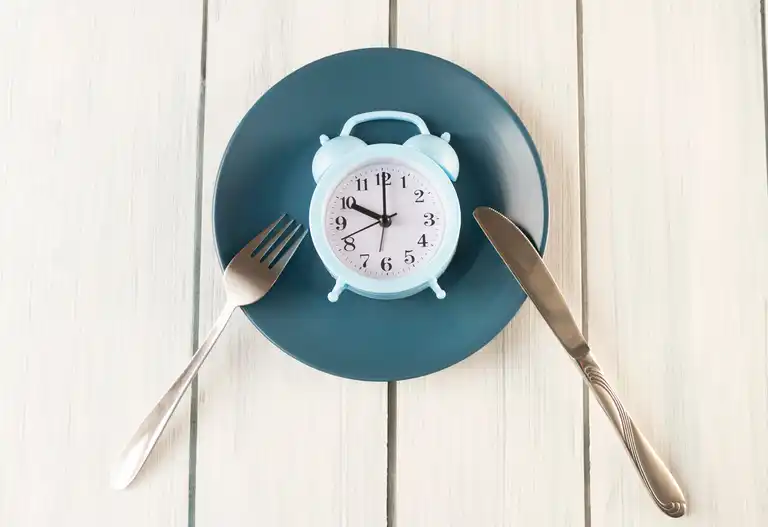 En klocka på en tallrik