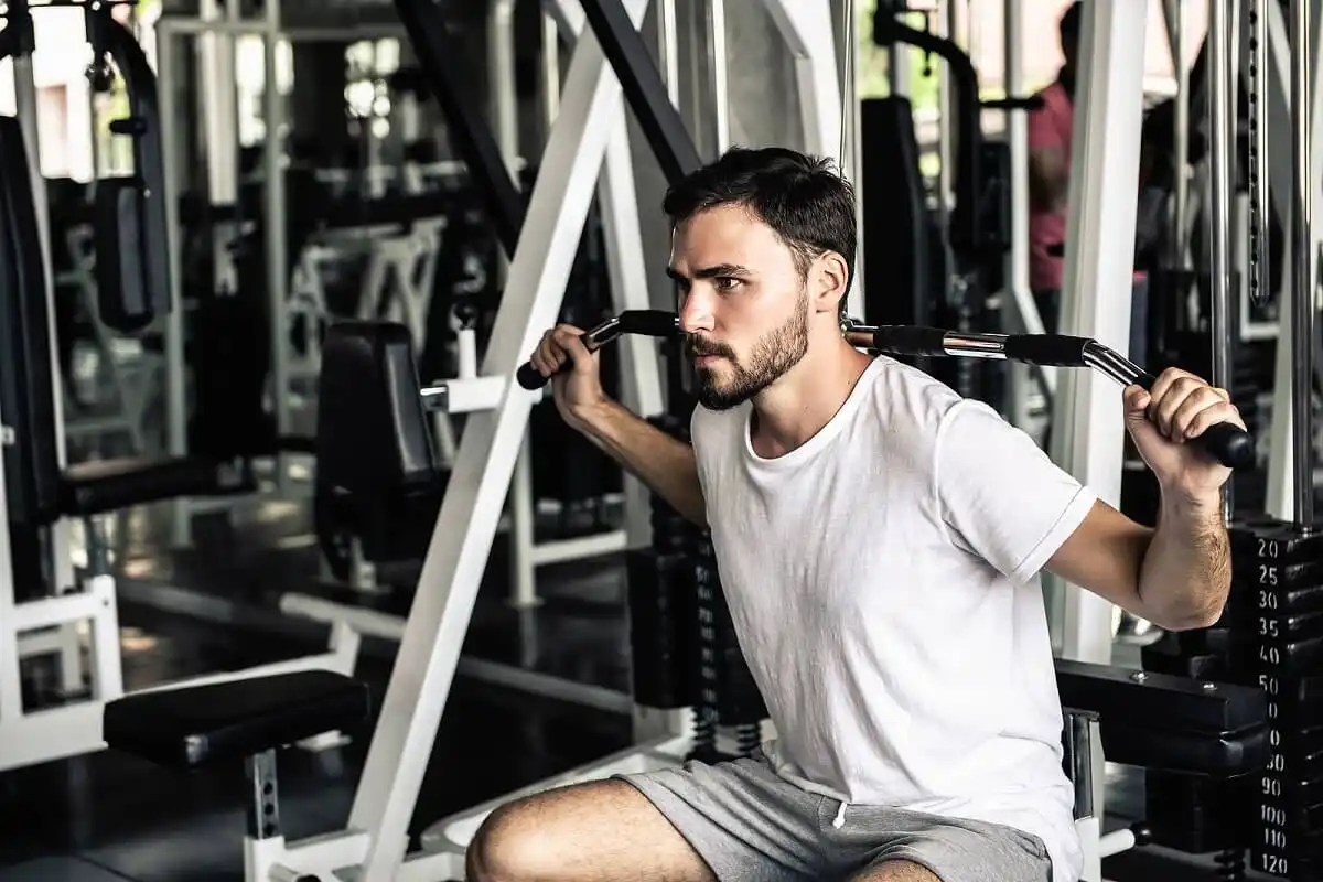 Man tränar i gymmet