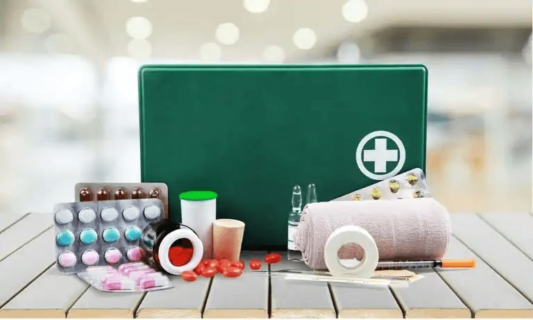 Ett förstahjälpen kit.