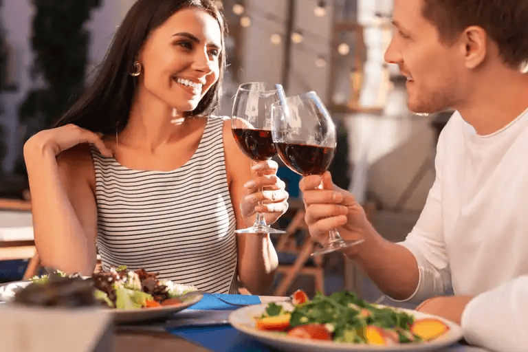 par skålar i vin