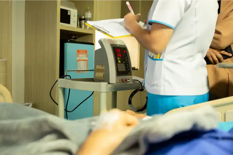 En person med apkoppor.