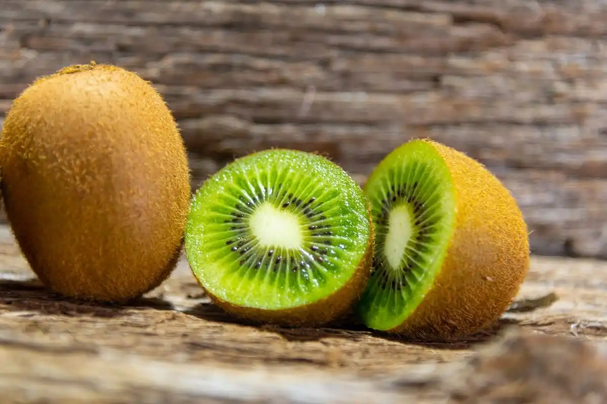 Uppskuren kiwi med glimrande fruktkött.