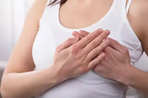 En kvinna upplever smärta från mastit.