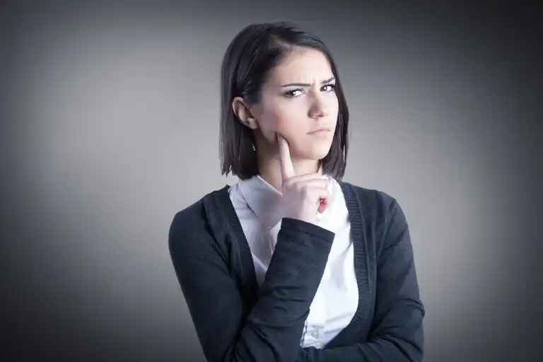 Kvinna med misstänksam attityd