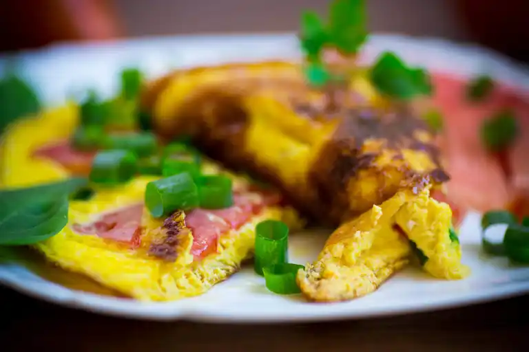 Körsbärstomater passar bra som fyllning i franska omeletter.