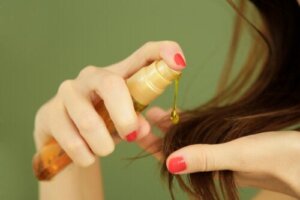 Dimetylpolysiloxan: är det bra med silikonolja för håret?