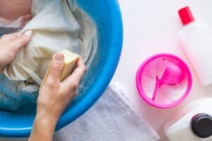 Hur du tar bort hartsfläckar från kläderna utan att skada dem