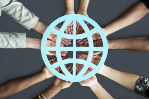 Social globalisering har lett till både fördelar och nackdelar