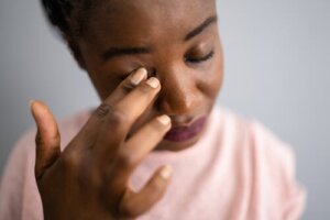 Membran på gula fläcken: symtom, orsaker och behandlingar