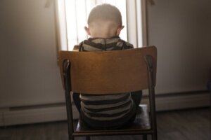 Att stå i skamvrån: En bra metod för att lära barn rätt?