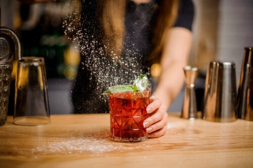 Får man mer baksmälla av att blanda alkohol och socker? Detta säger vetenskapen