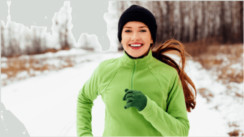 kvinna i fleecetröja och mössa joggar på vintern