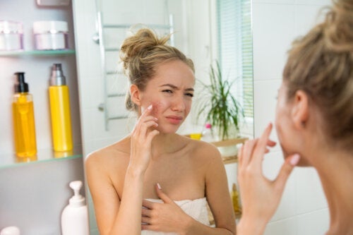 Överkänslighetsreaktion i huden på grund av överdriven användning av kosmetika