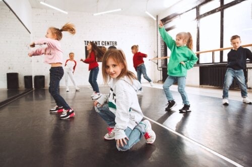 Dansterapi för barn med autism: fördelar och tips