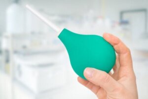 Hur du gör ett lavemang hemma och vad du bör undvika