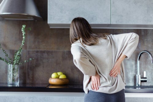 Smärta i ryggen och buken: vad beror det på?