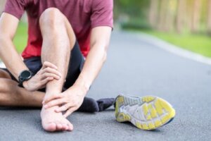 Ruptur av akillessenan: orsaker, behandling och rehabilitering