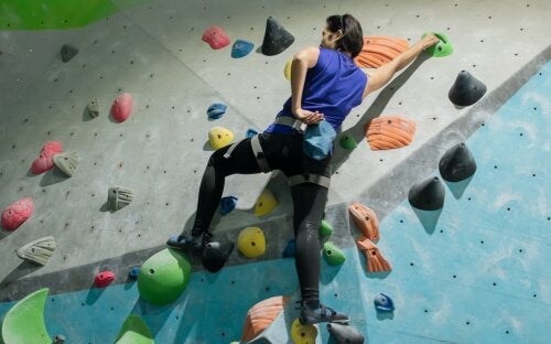Bouldering som väggklättring: så förbättrar du dina färdigheter