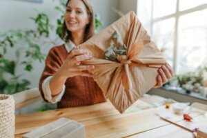 Slå in dina gåvor med furoshiki, den miljövänliga trenden från japan
