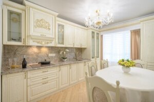 Den neoklassiska inredningsstilen: med inslag från den grekisk-romerska eran