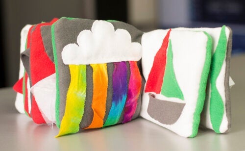 Steg-för-steg-guide för att göra en sensorisk bok till ditt barn