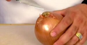 Upptäck detta enkla knep för att hacka lök utan att gråta
