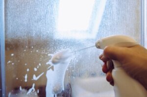 Hur man tar bort silikon från glas och andra ytor