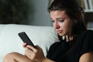 8 tecken på vanliga övergrepp via WhatsApp