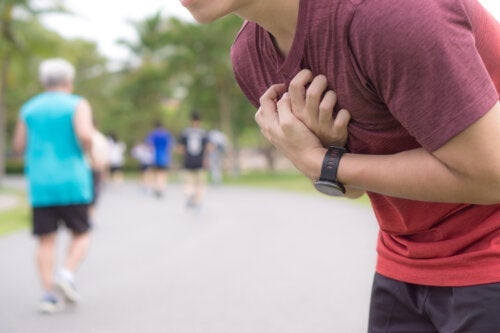 Bröstsmärta på höger sida: 9 möjliga orsaker och behandlingar