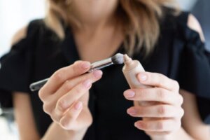 Vad är en CC-cream och hur skiljer den sig från en BB-cream?