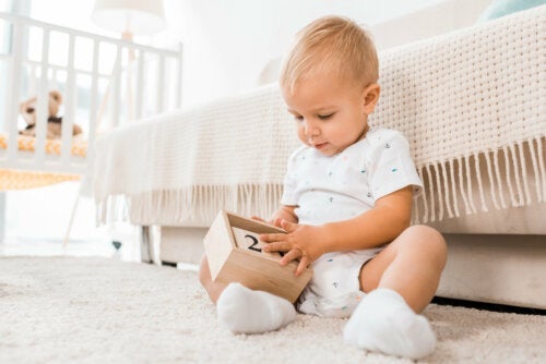 Vad är objektpermanens och när utvecklas det hos barn?