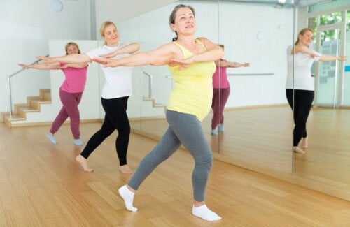 Dansterapi: 5 fördelar och hur du utövar det hemma