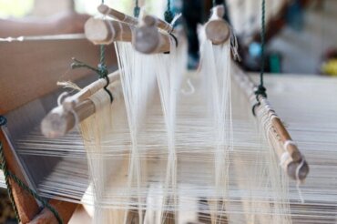 Från kokonger till dina kläder: så tillverkas silke