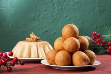 Colombianska frityrbollar med ost, en populär traditionellt rätt